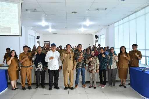 emerintah Kabupaten (Pemkab) Samosir bersama Yayasan Bitra Indonesia mulai menyiapkan kelembagaan pengelola Pompa Air Tenaga Surya (PATS) di Desa Sibonor Ompu Ratus di Aula Kantor Bupati Samosir, Senin (13/7/2026).