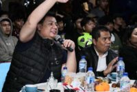 Bupati Samosir Vandiko T. Gultom hadir langsung bersama ratusan masyarakat di depan Gedung Foodcourt Water Front Pangururan untuk menyaksikan pertandingan tersebut pada Senin (20/7/2026).