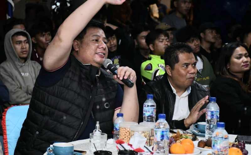 Bupati Samosir Vandiko T. Gultom hadir langsung bersama ratusan masyarakat di depan Gedung Foodcourt Water Front Pangururan untuk menyaksikan pertandingan tersebut pada Senin (20/7/2026).