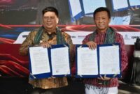 Festival dibuka Bupati Samosir Vandiko T. Gultom bersama Kepala Kantor Perwakilan Bank Indonesia Sibolga Riza Putera melalui prosesi petikan benang pada tenun ulos di Segmen V Waterfront City Pangururan, Kamis (6/8/2026).