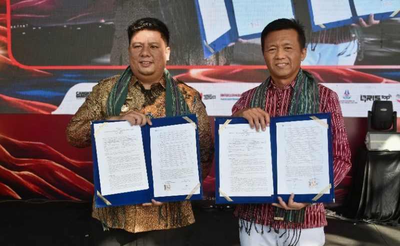 Festival dibuka Bupati Samosir Vandiko T. Gultom bersama Kepala Kantor Perwakilan Bank Indonesia Sibolga Riza Putera melalui prosesi petikan benang pada tenun ulos di Segmen V Waterfront City Pangururan, Kamis (6/8/2026).