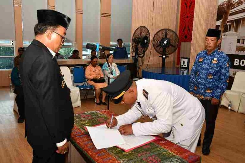 Wabup Samosir Ariston Tua Sidauruk melantik pejabat baru dan meminta Camat Simanindo meningkatkan pelayanan bagi masyarakat dan wisatawan.