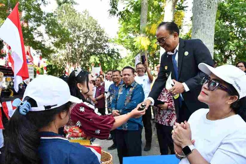 Karnaval mobil hias dilepas langsung oleh Wakil Bupati Samosir, Ariston Tua Sidauruk, dari Kompleks Rumah Dinas Bupati Samosir. Kamis (13/8/2026).