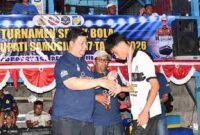 Bupati Samosir Vandiko T. Gultom seusai laga final melawan Bintang Muda Samosir (BMS) FC di Lapangan Sepak Bola Ambarita, Kecamatan Simanindo, Minggu (23/8/2026).