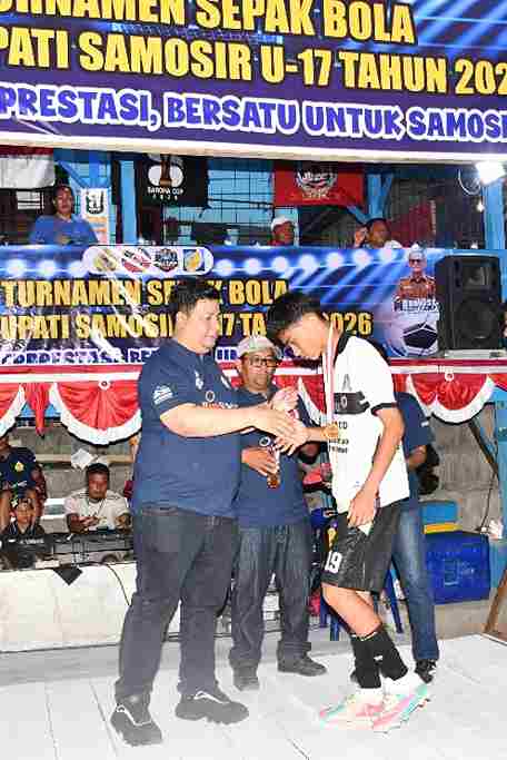 Bupati Samosir Vandiko T. Gultom seusai laga final melawan Bintang Muda Samosir (BMS) FC di Lapangan Sepak Bola Ambarita, Kecamatan Simanindo, Minggu (23/8/2026).