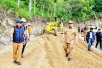 Bupati Samosir Vandiko Timotius Gultom, S.T., melakukan monitoring pembangunan ruas tersebut, khususnya pada jalur yang menghubungkan Desa Sabulan dan Desa Holbung, Senin (24/8/2026).