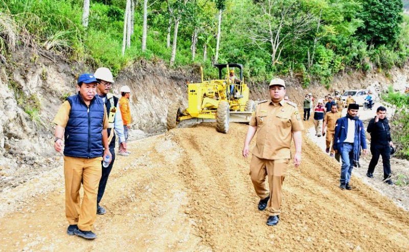 Bupati Samosir Vandiko Timotius Gultom, S.T., melakukan monitoring pembangunan ruas tersebut, khususnya pada jalur yang menghubungkan Desa Sabulan dan Desa Holbung, Senin (24/8/2026).