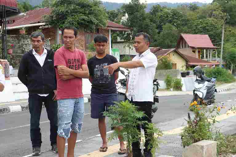 Pemkab Samosir menghentikan reklamasi dan pematangan lahan di sempadan Danau Toba, Siallagan Pinda Raya, karena persoalan izin dan tata ruang.