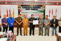 penandatanganan nota kesepakatan oleh Bupati Samosir Vandiko T. Gultom dan Ketua DPRD Samosir Nasip Simbolon dalam Rapat Paripurna DPRD Samosir, Senin (31/8/2026).