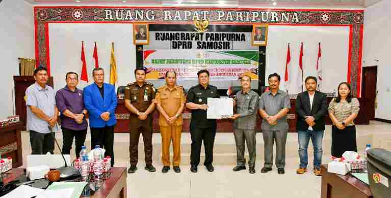 penandatanganan nota kesepakatan oleh Bupati Samosir Vandiko T. Gultom dan Ketua DPRD Samosir Nasip Simbolon dalam Rapat Paripurna DPRD Samosir, Senin (31/8/2026).