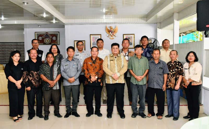 Bupati Samosir Vandiko T. Gultom menerima audiensi pengurus dan panitia Muscab serta pelantikan PPTSB di Rumah Dinas Bupati Samosir, Jumat (4/9/2026).