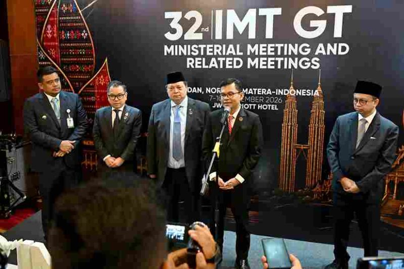 Menteri Ekonomi Malaysia Akmal Nasrullah bin Mohd Nasir memuji komitmen dan kepemimpinan Gubernur Sumatera Utara (Sumut) Muhammad Bobby Afif Nasution dalam mendorong penguatan kerja sama ekonomi kawasan Indonesia-Malaysia-Thailand Growth Triangle (IMT-GT). Hal itu disampaikan Akmal usai menghadiri rangkaian Pertemuan Tingkat Menteri IMT-GT ke-32 di Hotel JW Marriott Medan, Kamis (10/9/2026).  