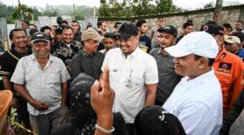 Gubernur Sumatera Utara (Sumut) Bobby Afif Nasution, beserta OPDterkait serta Bupati Langkat Tiorita Br. Surbakti, meninjau ruas jalan Pamah Semilir (Alternatif Berastagi-Langkat) yang amblas akibat tergerus oleh curah hujan beberapa Waktu lalu, di Desa Telagah, Kabupaten Langkat, Jumat (11/9/2026)