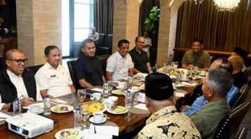 Gubernur Sumatera Utara (Sumut) Muhammad Bobby Nasution didampingi sejumlah OPD saat menerima audiensi dari pengurus Ikatan Cendekiawan Karo (ICK) di Mikie Holiday Resort and Hotel, Kabupaten Karo, Rabu (2/9/2026).