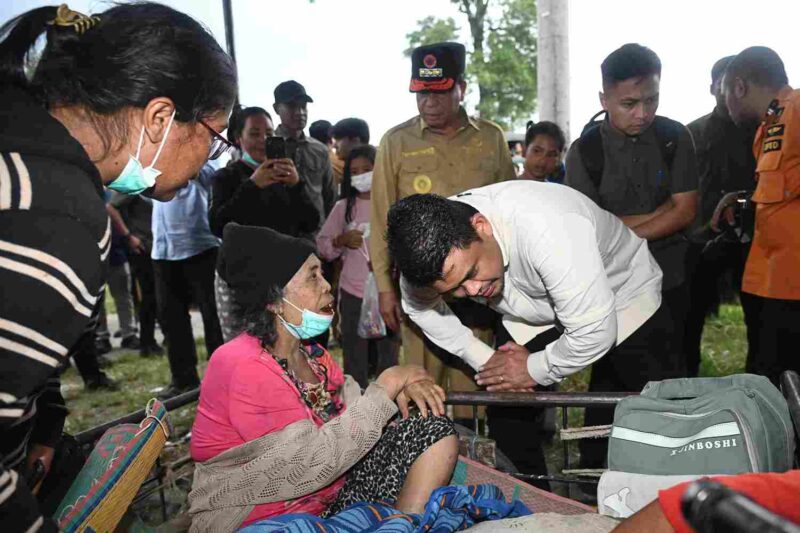 Gubernur Sumatera Utara Muhammad Bobby Afif Nasution didampingi Bupati Karo Antonius Ginting, Forkpimda Kabupaten Karo, serta sejumlah OPD Pemprov, berkunjung ke lokasi pengungsian erupsi Gunung Sinabung di Jambur Desa Suka Tepu Kecamatan Naman Teran, Kabupaten Karo, Selasa (1/9/2026). 