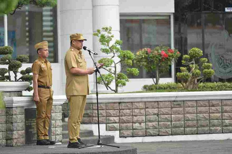 
Gubernur Suamtera Utara (Sumut) Bobby Nasution menjadi Pembina Upacara pada Hari Olahraga Nasional (HAORNAS) ke-XLIII Tahun 2026 di Lapengan Apel Kantor Gubernur Sumut Jalan Diponegoro Kota Medan, Senin (14/9/2026).
