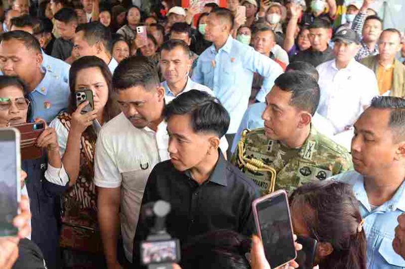 Gubernur Sumatera Utara (Sumut) Bobby Nasution mendampingi Wakil Presiden RI Gibran Rakabuming mengunjungi Korban keracunan MBG di Rumah Sakit Efarina Etaham dan Rumah Sakit Amanda Jalan Lintas Desa Raya Kabupaten Karo, Jumat (11/9/2026)