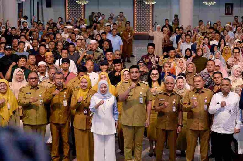 Gubernur Sumatera Utara (Sumut) Bobby Nasution didampingi Wakil Gubernur Sumut menyerahkan Bantuan Hibah kepada Rumah Ibadah, Yayasan/Lembaga Pendidikan, Lembaga Keagamaan dan Beasiswa Provinsi Sumut di Aula Raja Inal Siregar Kantor Gubernur Sumut Jalan Diponegoro Kota Medan, Senin (31/8/2026).