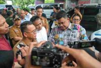 Gubernur Sumut, Bobby Nasution saat berdiskusi dengan Pemerintah Kota Medan terkait kondisi jalan yang kerap banjir saat hujan deras di Jalan Letda Sujono, di bawah Jalur Tol Bandar Selamat, Medan, Selasa (8/9/2026).