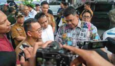 Gubernur Sumut, Bobby Nasution saat berdiskusi dengan Pemerintah Kota Medan terkait kondisi jalan yang kerap banjir saat hujan deras di Jalan Letda Sujono, di bawah Jalur Tol Bandar Selamat, Medan, Selasa (8/9/2026).