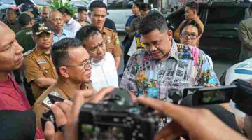 Gubernur Sumut, Bobby Nasution saat berdiskusi dengan Pemerintah Kota Medan terkait kondisi jalan yang kerap banjir saat hujan deras di Jalan Letda Sujono, di bawah Jalur Tol Bandar Selamat, Medan, Selasa (8/9/2026).