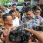 Gubernur Sumut, Bobby Nasution saat berdiskusi dengan Pemerintah Kota Medan terkait kondisi jalan yang kerap banjir saat hujan deras di Jalan Letda Sujono, di bawah Jalur Tol Bandar Selamat, Medan, Selasa (8/9/2026). 