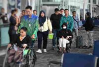 Gubernur Sumatera Utara (Sumut) Bobby Afif Nasution memberangkatkan pasien siswa yang terduga korban keracunan program Makan Bergizi Gratis (MBG) asal Kabupaten Karo ke Rumah Sakit Cipto Mangunkusumo (RSCM), Jakarta, untuk mendapatkan pemeriksaan dan penanganan medis lebih lanjut, di Lounge VIP Bandara Internasional Kualanamu, Kabupaten Deliserdang, Sabtu (12/9/2026).