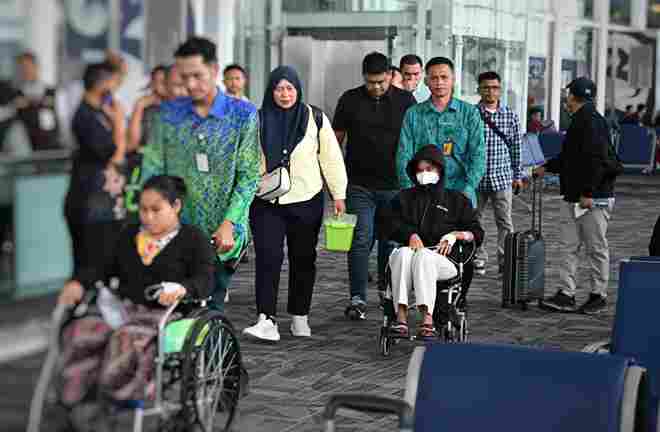 Gubernur Sumatera Utara (Sumut) Bobby Afif Nasution memberangkatkan pasien siswa yang terduga korban keracunan program Makan Bergizi Gratis (MBG) asal Kabupaten Karo ke Rumah Sakit Cipto Mangunkusumo (RSCM), Jakarta, untuk mendapatkan pemeriksaan dan penanganan medis lebih lanjut, di Lounge VIP Bandara Internasional Kualanamu, Kabupaten Deliserdang, Sabtu (12/9/2026).