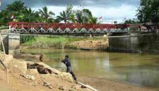 Gubernur Sumatera Utara (Sumut) Bobby Afif Nasution meresmikan Jembatan Armco Kombinasi Bailey (Modulator Tiper-21) di Desa Parjalihotan Kecamatan Pinangsori, Kabupaten Tapanuli Tengah, Kamis (3/9/2026). 