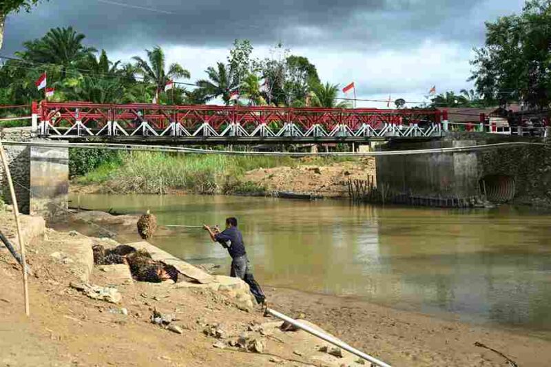 Gubernur Sumatera Utara (Sumut) Bobby Afif Nasution meresmikan Jembatan Armco Kombinasi Bailey (Modulator Tiper-21) di Desa Parjalihotan Kecamatan Pinangsori, Kabupaten Tapanuli Tengah, Kamis (3/9/2026). 