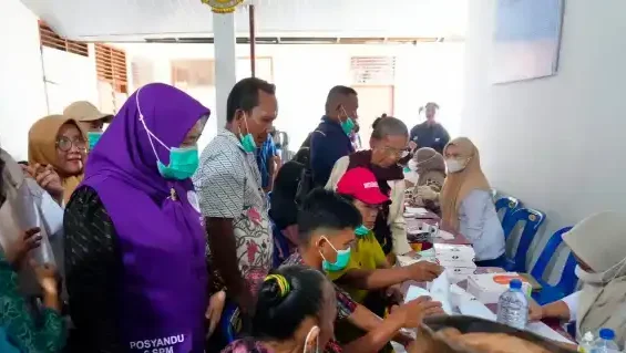 Ketua Tim Penggerak Pemberdayaan dan Kesejahteraan Keluarga (TP PKK) sekaligus TP Posyandu Kabupaten Asahan, Ny. Yusnila Indriati Taufik saat melaksanakan monitoring kegiatan Tracing TBC yang terintegrasi dengan program Cek Kesehatan Gratis (CKG)di Kantor Camat Meranti pada Rabu (19/8/2026), mulai pukul 09.00 WIB hingga selesai.