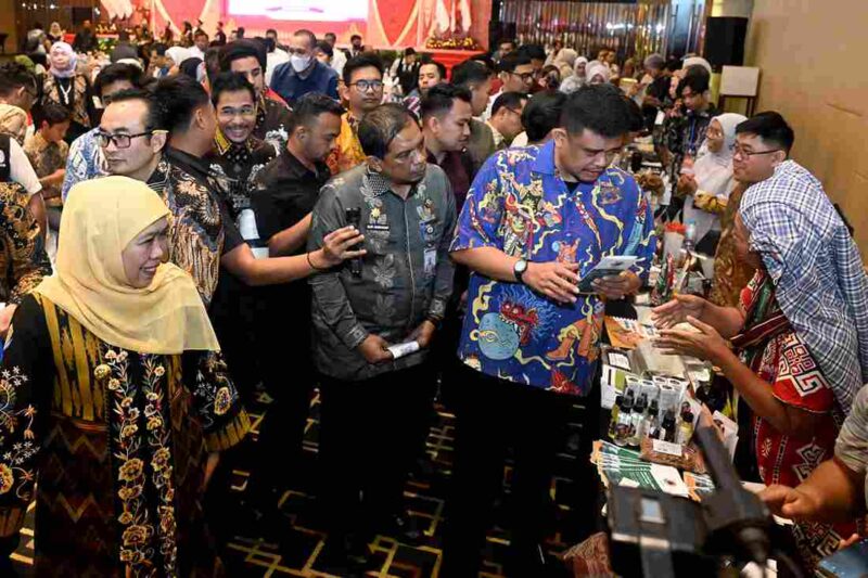 Gubernur Sumatera Utara (Sumut) Muhammad Bobby Afif Nasution bersama Gubernur Jawa Timur Khofifah Indar Parawnsa pada acara Misi Dagang dan Investasi dengan tema Meningkatkan Jejaring Konektivitas antara Jawa Timur dan Sumatera Utara di Ballroom Hotel Grand Mercure, Jalan Perintis Kemerdekaan nomor 1, Medan, Selasa (29/9/2026).