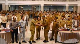 Muhammad Bobby Nasution membuka Rapat Koordinasi Optimalisasi PAD Se- Provinsi Sumut sekaligus penyaluran Dana Bagi Hasil (DBH) Pajak Provinsi Sumut Kepada Kabupaten/Kota Se-Sumut, di Aula Raja Inal Siregar, Kantor Gubernur Sumut, Jalan Diponegoro 30, Medan, Senin (31/8/2026). 