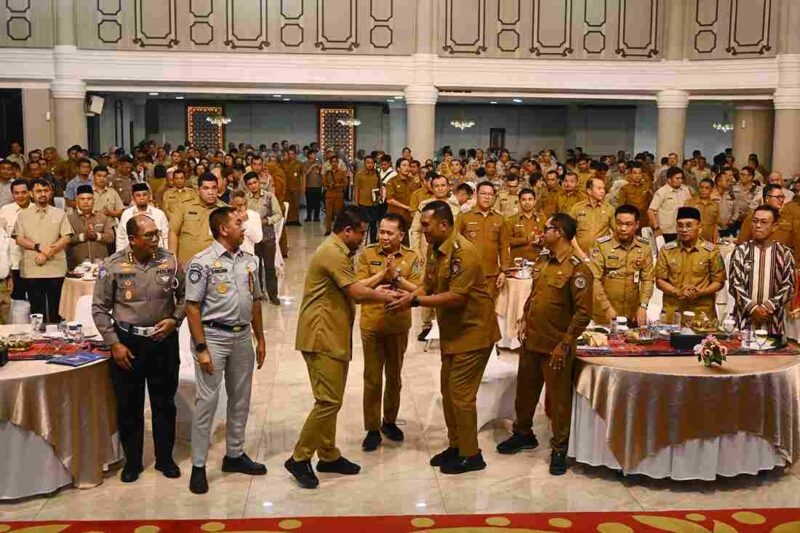 Muhammad Bobby Nasution membuka Rapat Koordinasi Optimalisasi PAD Se- Provinsi Sumut sekaligus penyaluran Dana Bagi Hasil (DBH) Pajak Provinsi Sumut Kepada Kabupaten/Kota Se-Sumut, di Aula Raja Inal Siregar, Kantor Gubernur Sumut, Jalan Diponegoro 30, Medan, Senin (31/8/2026). 
