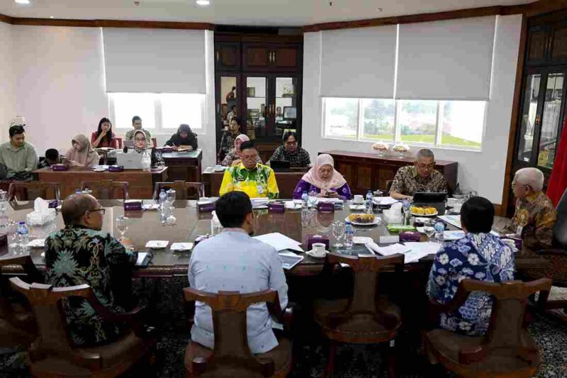 Wakil Gubernur (Wagub) Sumatera Utara (Sumut) Surya memimpin rapat akselerasi peningkatan Sistem Akuntabilitas Kinerja Instansi Pemerintah (SAKIP) di ruang kerja Wakil Gubernur, lantai 9 , Kantor Gubernur Sumut, Jalan Diponegoro nomor 30, Medan, Jumat (25/9/226).