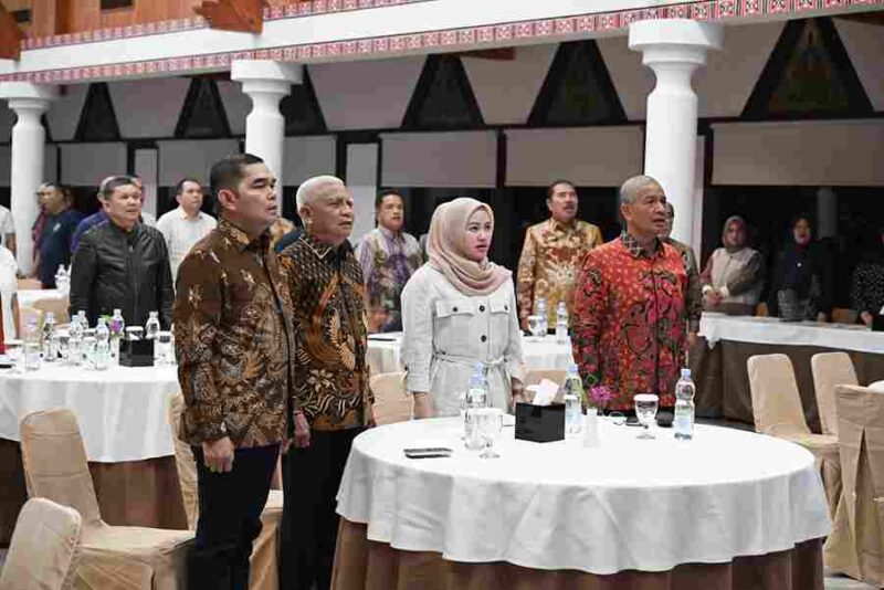 Wakil Gubernur Sumut, Surya membuka Rapat Kerja DPRD Provinsi Sumut Tahun 2026 dalam rangka Penyampaian Laporan Kinerja DPRD Sumut Bulan Juli 2025 - Juli 2026 dan Rencana Kerja DPRD Provinsi Sumut Tahun 2027, di Aula Hotel Niagara, Parapat Kabupaten Simalungun, Minggu (30/8/2026) malam.