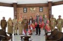 Wakil Gubernur Sumut Surya menerima kunjungan Courtesy Visit Konsul Amerika Serikat untuk Sumatera Lisa Podolny bersama Kepala Bagian Politik dari Kedutaan Besar AS di Jakarta David Muehlke dan Kepala Bagian Kerjasama Militer (Military Group) Kedutaan Besar AS di Jakarta Letkol Romelo Delos Santos, di Anjungan Lantai 9, Kantor Gubernur Sumut, Jalan Pangeran Diponegoro Nomor 30 Medan, Senin (21/9/2026). 
