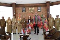 Wakil Gubernur Sumut Surya menerima kunjungan Courtesy Visit Konsul Amerika Serikat untuk Sumatera Lisa Podolny bersama Kepala Bagian Politik dari Kedutaan Besar AS di Jakarta David Muehlke dan Kepala Bagian Kerjasama Militer (Military Group) Kedutaan Besar AS di Jakarta Letkol Romelo Delos Santos, di Anjungan Lantai 9, Kantor Gubernur Sumut, Jalan Pangeran Diponegoro Nomor 30 Medan, Senin (21/9/2026). 