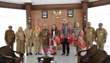 Wakil Gubernur Sumut Surya menerima kunjungan Courtesy Visit Konsul Amerika Serikat untuk Sumatera Lisa Podolny bersama Kepala Bagian Politik dari Kedutaan Besar AS di Jakarta David Muehlke dan Kepala Bagian Kerjasama Militer (Military Group) Kedutaan Besar AS di Jakarta Letkol Romelo Delos Santos, di Anjungan Lantai 9, Kantor Gubernur Sumut, Jalan Pangeran Diponegoro Nomor 30 Medan, Senin (21/9/2026).