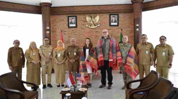 Wakil Gubernur Sumut Surya menerima kunjungan Courtesy Visit Konsul Amerika Serikat untuk Sumatera Lisa Podolny bersama Kepala Bagian Politik dari Kedutaan Besar AS di Jakarta David Muehlke dan Kepala Bagian Kerjasama Militer (Military Group) Kedutaan Besar AS di Jakarta Letkol Romelo Delos Santos, di Anjungan Lantai 9, Kantor Gubernur Sumut, Jalan Pangeran Diponegoro Nomor 30 Medan, Senin (21/9/2026). 