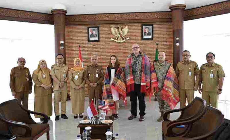 Wakil Gubernur Sumut Surya menerima kunjungan Courtesy Visit Konsul Amerika Serikat untuk Sumatera Lisa Podolny bersama Kepala Bagian Politik dari Kedutaan Besar AS di Jakarta David Muehlke dan Kepala Bagian Kerjasama Militer (Military Group) Kedutaan Besar AS di Jakarta Letkol Romelo Delos Santos, di Anjungan Lantai 9, Kantor Gubernur Sumut, Jalan Pangeran Diponegoro Nomor 30 Medan, Senin (21/9/2026). 