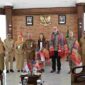 Wakil Gubernur Sumut Surya menerima kunjungan Courtesy Visit Konsul Amerika Serikat untuk Sumatera Lisa Podolny bersama Kepala Bagian Politik dari Kedutaan Besar AS di Jakarta David Muehlke dan Kepala Bagian Kerjasama Militer (Military Group) Kedutaan Besar AS di Jakarta Letkol Romelo Delos Santos, di Anjungan Lantai 9, Kantor Gubernur Sumut, Jalan Pangeran Diponegoro Nomor 30 Medan, Senin (21/9/2026). 
