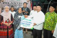 Wali Kota Pematangsiantar Wesly Silalahi saat menyerahkan santunan pada acara pelantikan Pengurus DMI Kota Pematangsiantar periode 2025–2030 di Masjid Raya, Jalan Masjid, Kelurahan Timbang Galung, Kecamatan Siantar Barat, Minggu (30/8/2026) malam.