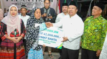 Wali Kota Pematangsiantar Wesly Silalahi saat menyerahkan santunan pada acara pelantikan Pengurus DMI Kota Pematangsiantar periode 2025–2030 di Masjid Raya, Jalan Masjid, Kelurahan Timbang Galung, Kecamatan Siantar Barat, Minggu (30/8/2026) malam.