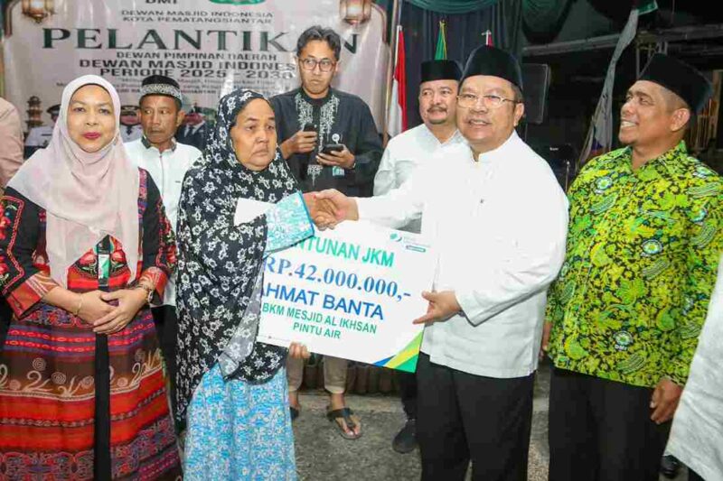 Wali Kota Pematangsiantar Wesly Silalahi saat menyerahkan santunan pada acara pelantikan Pengurus DMI Kota Pematangsiantar periode 2025–2030 di Masjid Raya, Jalan Masjid, Kelurahan Timbang Galung, Kecamatan Siantar Barat, Minggu (30/8/2026) malam.