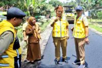 Bupati Simalungun Dr. H. Anton Achmad Saragih meninjau langsung pekerjaan rekonstruksi dan pengaspalan Ruas Jalan Perumnas Batu VI–Karang Sari di Nagori Karang Anyar, Kecamatan Gunung Maligas, Kabupaten Simalungun, Senin (31/8/2026).
