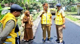 Bupati Simalungun Dr. H. Anton Achmad Saragih meninjau langsung pekerjaan rekonstruksi dan pengaspalan Ruas Jalan Perumnas Batu VI–Karang Sari di Nagori Karang Anyar, Kecamatan Gunung Maligas, Kabupaten Simalungun, Senin (31/8/2026).