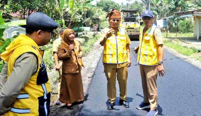 Bupati Simalungun Dr. H. Anton Achmad Saragih meninjau langsung pekerjaan rekonstruksi dan pengaspalan Ruas Jalan Perumnas Batu VI–Karang Sari di Nagori Karang Anyar, Kecamatan Gunung Maligas, Kabupaten Simalungun, Senin (31/8/2026).