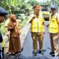 Bupati Simalungun Dr. H. Anton Achmad Saragih meninjau langsung pekerjaan rekonstruksi dan pengaspalan Ruas Jalan Perumnas Batu VI–Karang Sari di Nagori Karang Anyar, Kecamatan Gunung Maligas, Kabupaten Simalungun, Senin (31/8/2026).