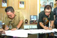 Wali Kota Pematangsiantar Wesly Silalahi, S.H., M.Kn. menandatangani perjanjian kerja sama tersebut bersama Pimpinan PT Unitwin Indonesia Dr. H. Rahmat Shah di ruang kerja wali kota, lantai II Balai Kota Pematangsiantar, Jalan Merdeka, Senin (31/8/2026) pagi.